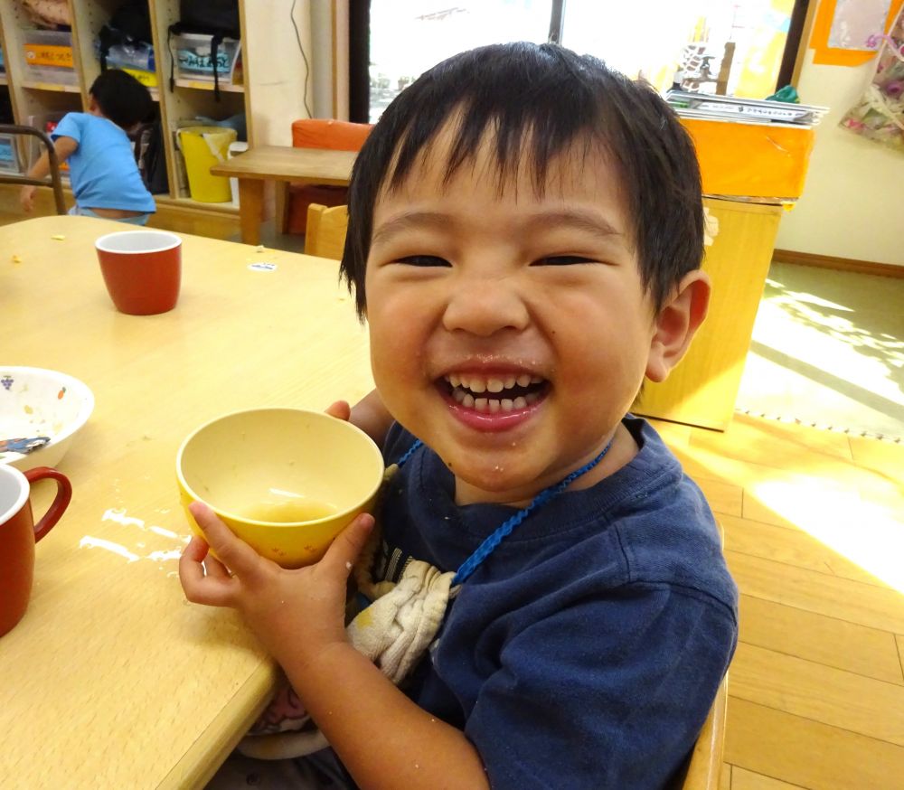 今週はもりもり週間でした。
毎日の給食時間を【楽しく♡美味しく♡】過ごす事が目的です♡

今日の献立「モリモリ焼き」は通常のお好み焼きのソースの中にレモンの果汁を入れた爽やかなソースにして、3時のおやつの牛乳プリンにはレモンのジャムを添えました☆
広島県で生産量日本一の【レモン】をしっかり堪能して元気いっぱいになりました！

笑顔いっぱいの給食時間になるようにこれからも美味しくて栄養満点の給食を提供したいと思います♡