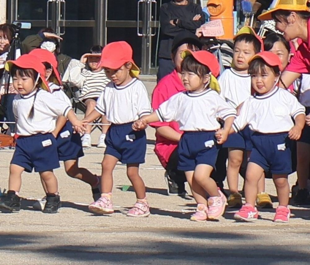 『かけっこ』
初めての場所、大勢の人の前・・・
お友だちと手を繋いでいると、心強い💗