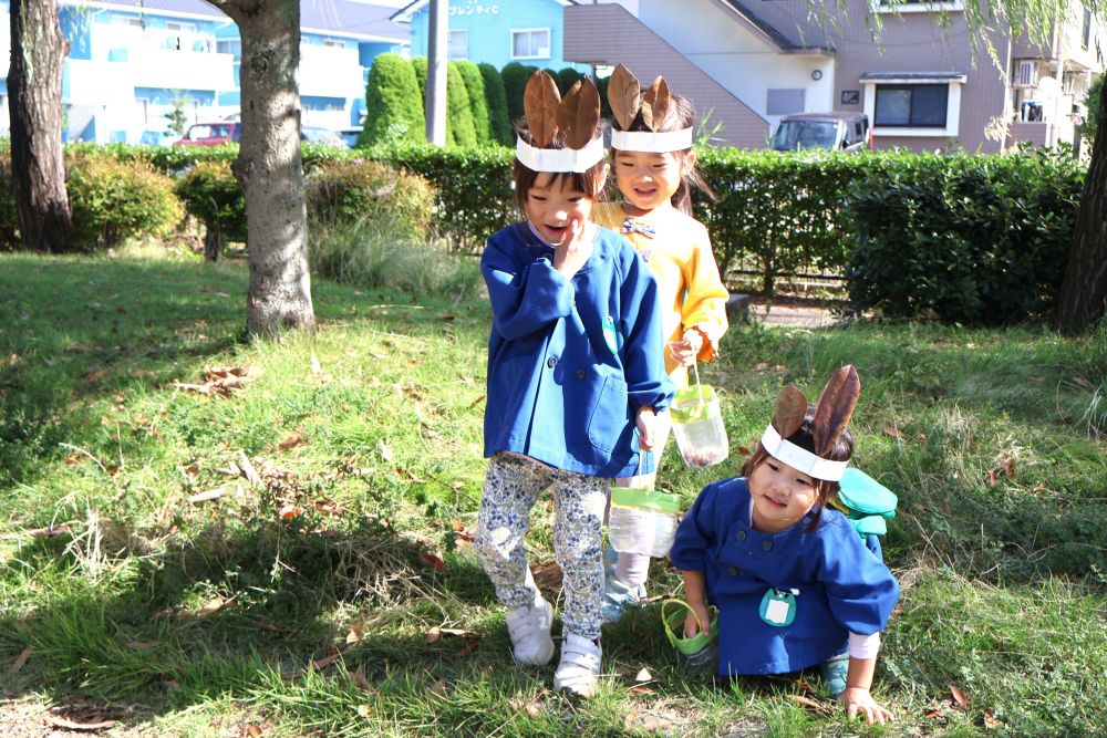 散歩が気持ちいい気温になってきて
「お散歩行きたい！」
「どんぐり探しに行きたい！」
子ども達からの声が・・・♡



拾った葉っぱをお面につけて・・・
”うさぎさん♡”

「どんぐり探しにいくぴょん！」
「まってぴょん～！」
ぴょんぴょん飛び跳ねながら言葉までなりきる♡