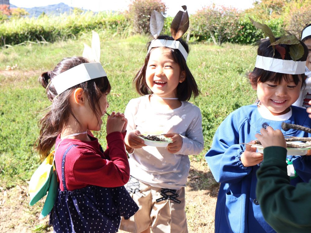 「みて～これじゃがりこなんだあ！」
「長い木を何回も折ってこの長さにしたよ」
「じゃがりこ食べたーい！もらうねー！」

木の棒がじゃがりこに･･･
そしてみんなで食べ合う♡