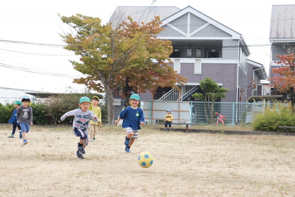 待ちに待ったお弁当の日☆
しかし、天気がイマイチはっきりとせず、ビミョーな感じの空
度々、天気予報や雨雲レーダーを確認しますが、何とも判断のしずらい予報です

本当は公園でお弁当を食べたかったのですが、お弁当は園で食べることにして近くの公園に２歳児3歳児４歳児で遊びに行きました

ブランコやロープのジャングルジムで遊んだり、落ち葉や小枝を拾ったり、広場でサッカーをしたり、それぞれが思い思いに遊びます