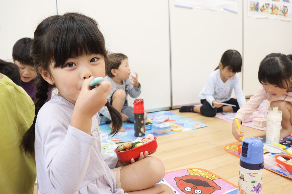 公園は無理でも園庭でシートを広げて食べよう！！と、思っていましたが…
やっぱり無理せず保育室で食べました

友達とレジャーシートを見比べたり、お弁当の中身を確認しあったり、いつもと違う雰囲気に
ウキウキで「いただきます♡」
