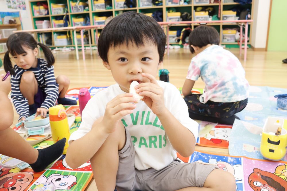 みんなとてもいい顔で食べます
いつもの温かい給食もありがたいですが、お家の人に作ってもらったお弁当はまた格別です
