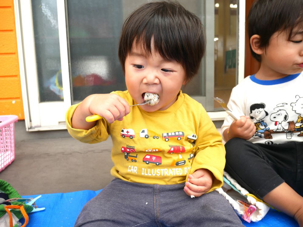 園に戻ると、また楽しみが！！
「おべんとう♪おべんとう♪」
一人一人中を見せてくれます
大好きなお家の人に作ってもらったお弁当を
大好きな友達と食べていつも以上に満足そうでした♡

朝早くからありがとうございました