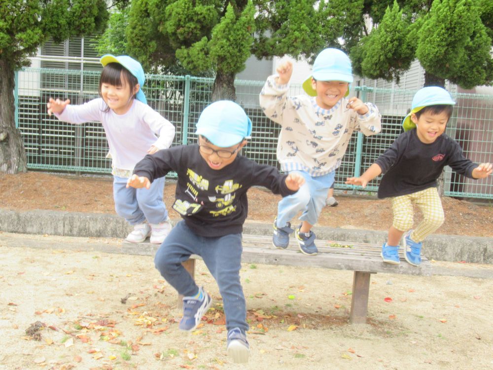 『風が吹くね～』
『高いところはもっと風が吹くよ』
公園のベンチにみんなで立って
せーの・・・ジャンプ！！