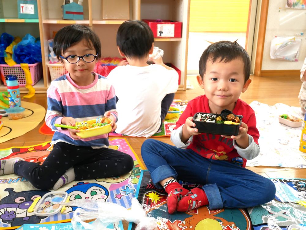 お弁当はゆめはうすに帰ってから
大好きな人が作ってくれたお弁当
大事そうに両手に持っています♡
『早く食べたいな』
『おにぎり美味しいね』
『もっともっと食べたかったな～』
様々な会話を楽しみながら食べました