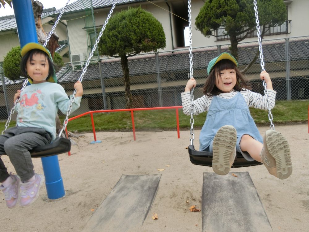 次はみんな大好き川上公園へ♪

友達と一緒にこいでみたいな！
高さを比べたり、顔を見合わせて一緒だねとにっこり笑い合ったりする姿がとても可愛い・・・

順番を待つお友達に代わりながら、繰り返し好きな遊びを楽しんでいました♡
