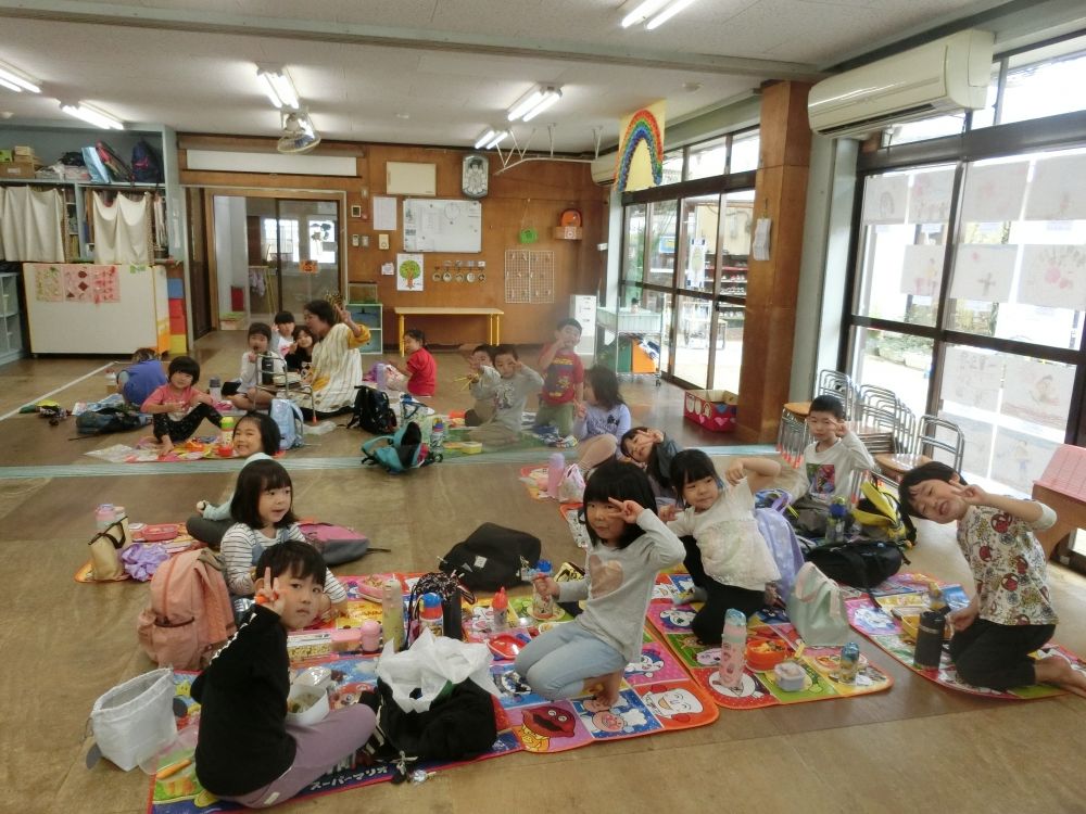 雨予報だったので、園に帰って待ちに待ったお弁当♪

みんなお弁当の準備が早い早い！
どれだけ楽しみにしていたのかが伝わります😊

朝早くから愛情たっぷりのお弁当の準備ありがとうございました♡