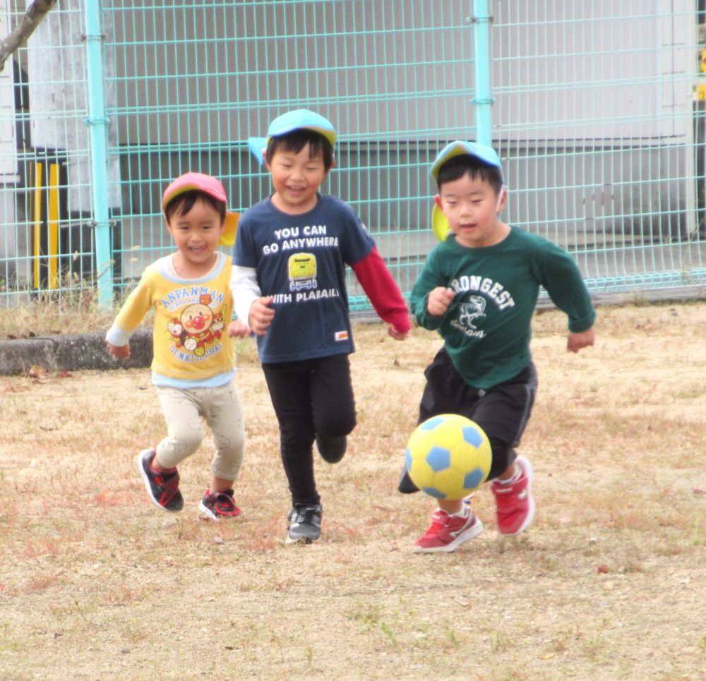 友達のサッカーする姿に興味をもったY君
「まてー！！」
転がるボールや、友達を一生懸命追いかけるのが楽しい！
全身をつかって夢中で走るのを楽しみました
