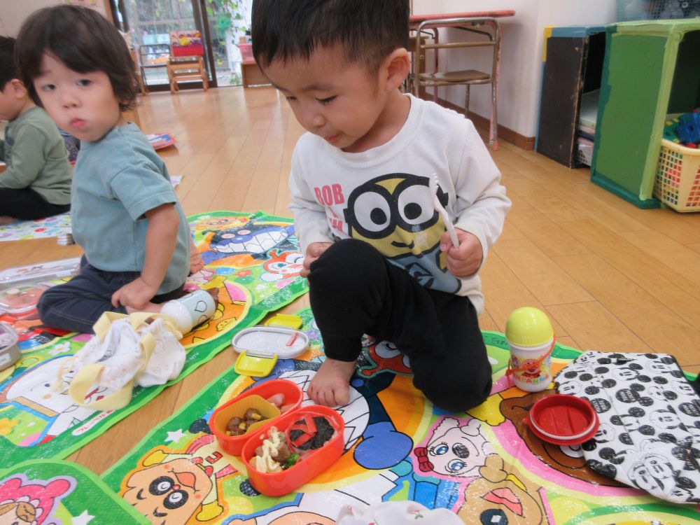 公園から帰ってくると
「おべんとうだー！！」
はりきってシートを広げたり、お弁当を出したり

みんなそろって　「いただきまーす！」
目を輝かせて☆「おばけだよ」「ブンブンジャー」
「卵焼き」「ブロッコリー」など一つ一つ
次から次へと教えてくれましたよ♡
