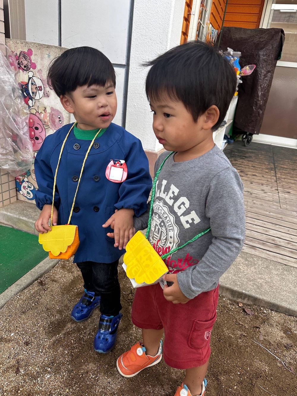 楽しみにしていたお弁当の日❤️
前の日までの天気予報だと⋯雨模様だった。
でも、天気‎予報が変わった！！

楽しみにしていたお散歩🎶

「いっしょに、てつなご～」