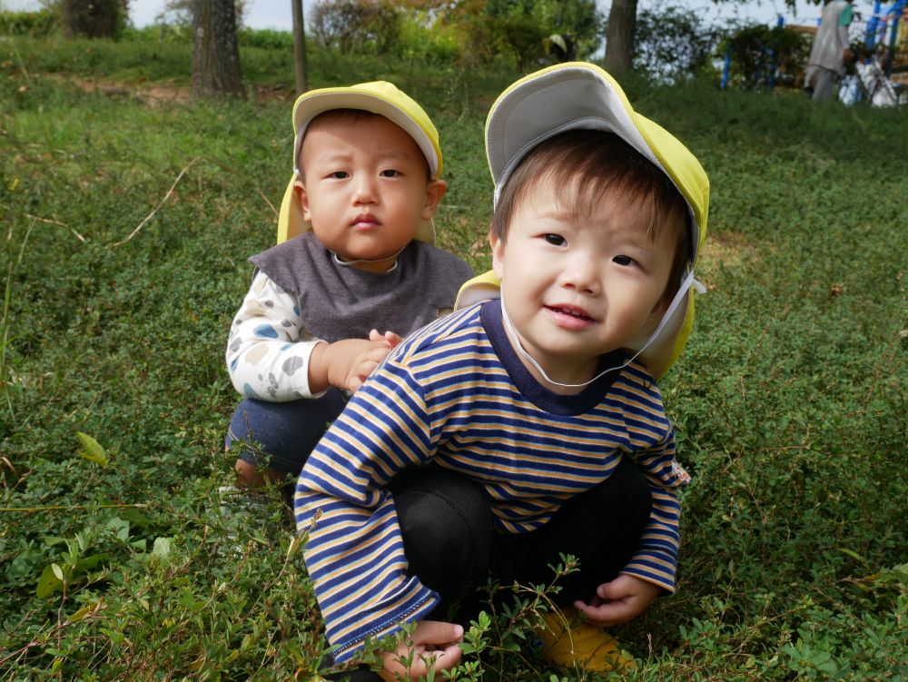 楽しみにしていたお弁当の日
ヒヨコ組さんと一緒に東尾道公園に散歩に出かけました



春に散歩に来たときは、ベビーカーだった二人
今日は自分でしっかり歩く姿にまた成長を感じます

公園について、ちょっと休憩中♡
