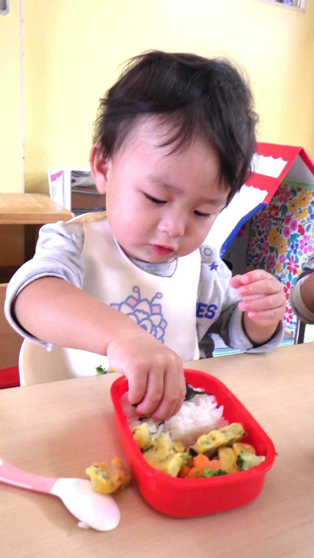 お昼、待ちに待ったお弁当の時間！
Nくんは、早く食べたくて、スプーンを置いて手づかみ♡

