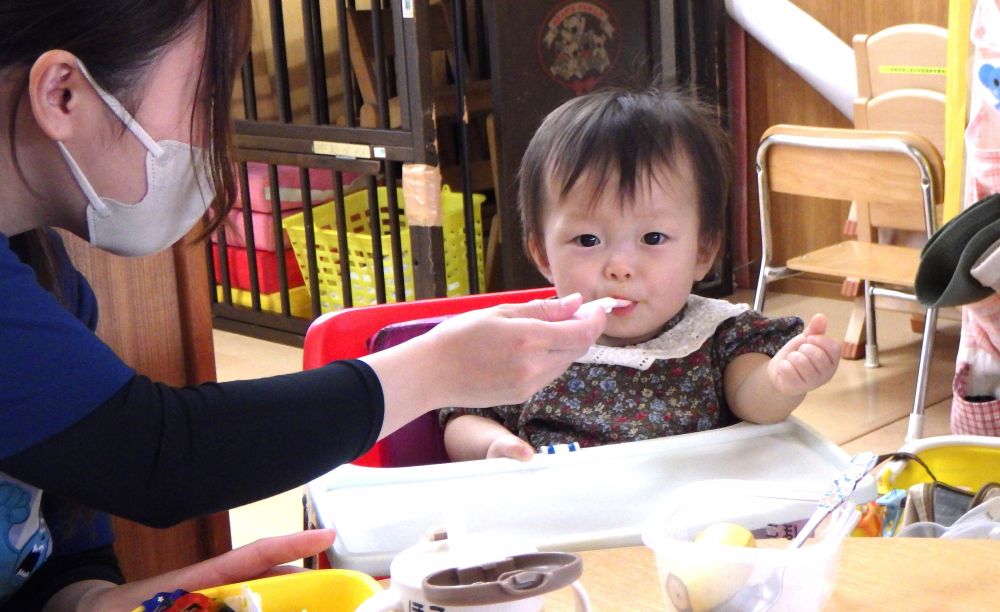 慣らし保育中のYちゃん
パクパクと美味しそうに食べながら時々笑顔をも見せてくれました

お忙しい中、愛情たっぷりのお弁当ありがとうございました

