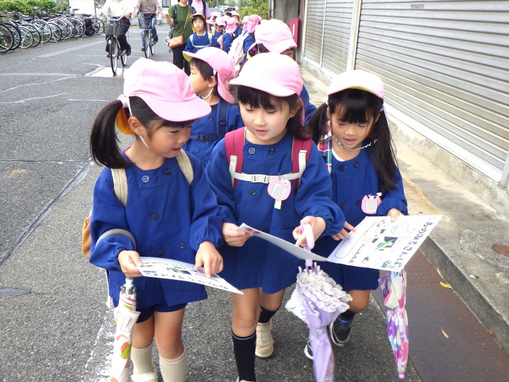 尾道駅を出たら、スタンプラリースタート！
千光寺までの道で全部見つけられるかな？

「こんなん本当にあるん～？」
「見たことないんだけど！！」