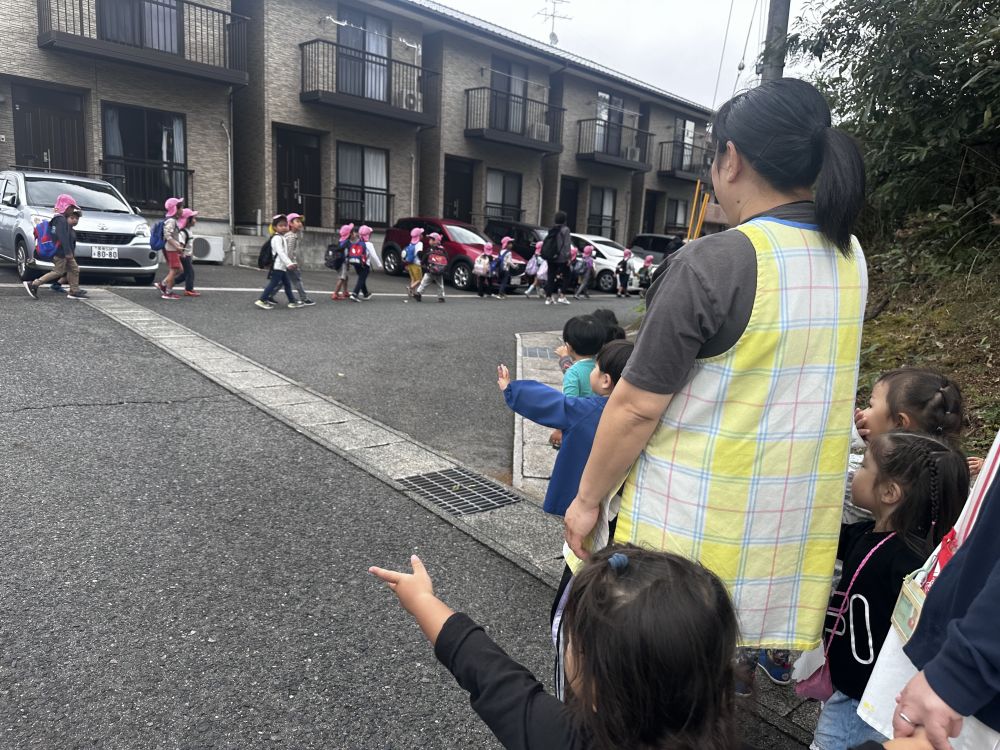 おさんぽしてたら⋯

門田保育園のキリン組さんと遭遇🦒

「いってらっしゃーい✋」
