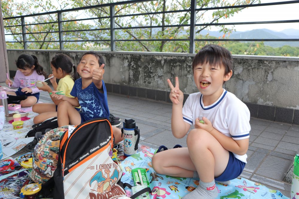 お待ちかねのお弁当タイム♪
雨が少し降り始めたので、屋根があるところで食べました

たくさん歩いた後のお弁当は特別おいしいです♡

