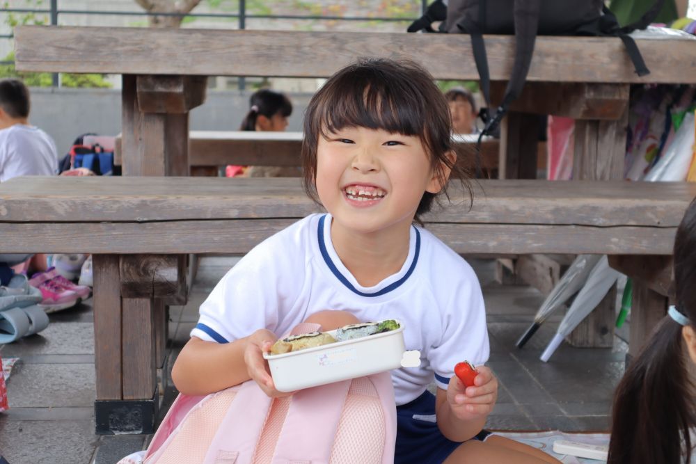 お家の人が作ってくれたお弁当
「もったいなくて食べられない～」なんて声も・・・♡
嬉しくて仕方がない様子です

朝早くからお弁当の準備ありがとうございました！
