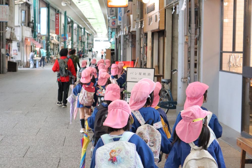 駅まで商店街を散策
パン屋さんの横を通って
「ハァ～いい匂い♡」

帰り道は傘をさして帰りました
「遠足めっちゃ楽しかったね～！」
「毎日遠足だったらいいのにね！」
雨の音と子どもたちの可愛い会話が弾み、ゆめはうすまであっという間に帰ってきました
