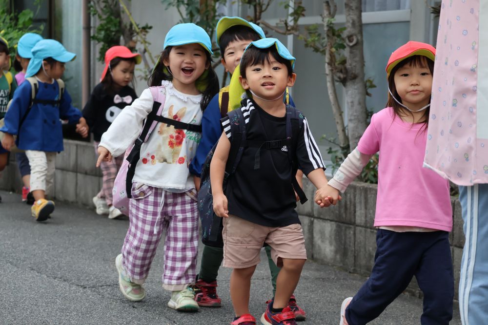 今週は楽しみにしていたお弁当の日がありました
クマ・ヒヨコくみさんと則末公園までお散歩へ出かけました