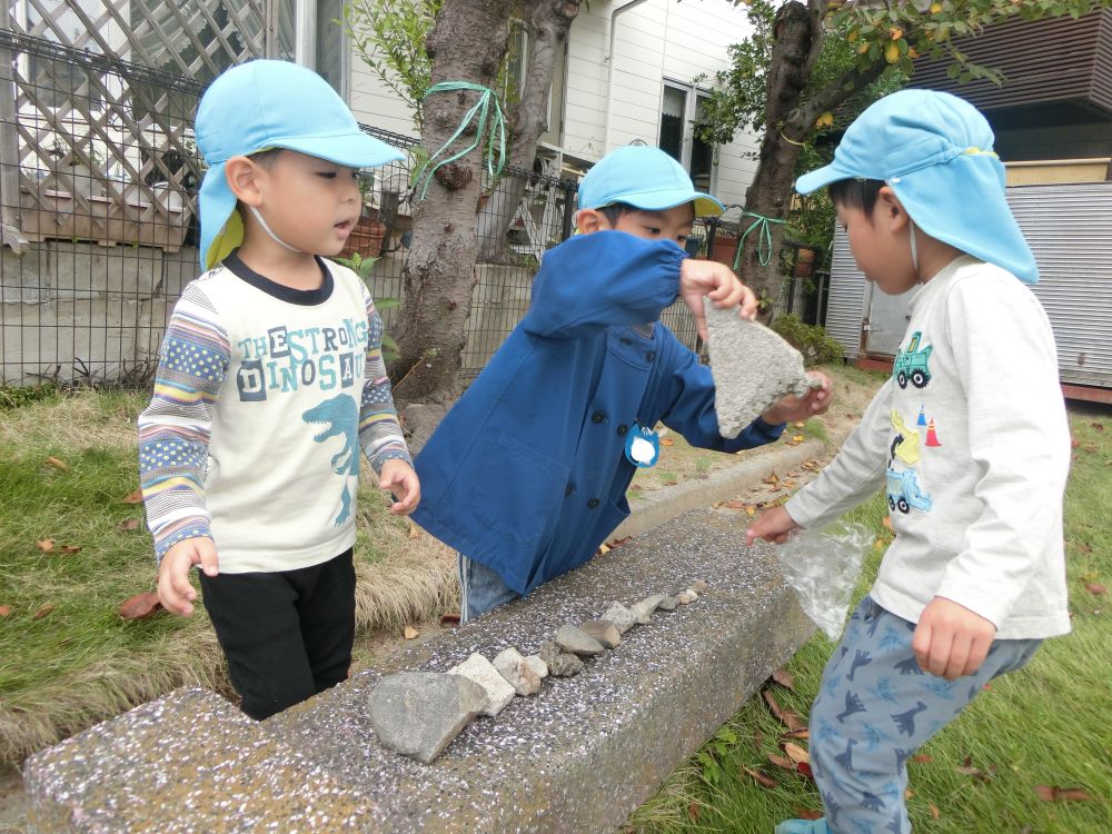 公園では、滑り台やブランコなど遊具で遊んだり、

芝生や草の上をそーっと歩いてバッタをみつけ、
「せんせーい、入れる袋ちょうだい！」
「ぼくもほしい」
公園の周りを何周も何周も歩き回って虫探しをしたり
広々と公園貸し切りを満喫しました。


こちらは石を集めて石屋さん
石ころだって遊び道具にへんしーん！！