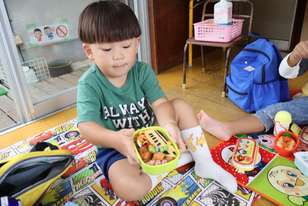 残念ながらお弁当は園に戻ってからいただきました。

朝から楽しみにしていたお弁当♡

「みてみて～」

みんなに見てもらいたくって仕方がないお弁当

みんなで楽しく、おいしくいただきました。
