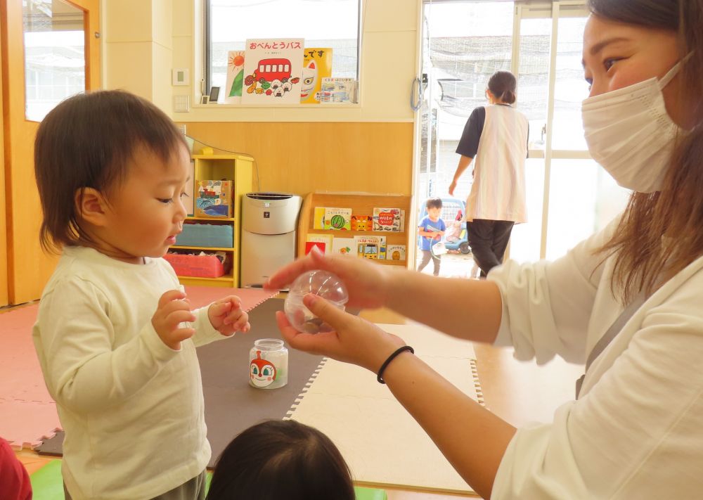 『秋の自然物で遊ぼう』

ガチャカプセルの中にどんぐりを入れて、
どんぐりボールのできあがり🔴