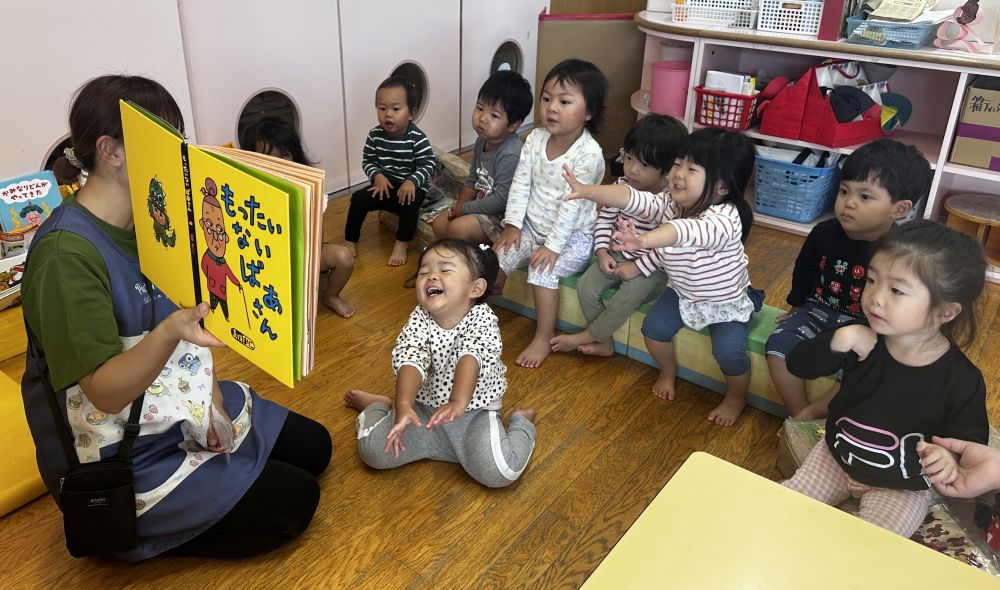 2歳児 
   「もったいない ばあさん」

最近大好きなもったいないばあさんの絵本📖
手がびよーんと伸びるシーンが大好き❤️

そして、クマ組さんの部屋の中、手洗い場には、
ミニミニもったいないばあさんが潜んでいて、
みんなのことを見ています👀
絵本を読んでから、大好きになったみんな、
「あっ！もったいばあさん(もっいないばあさん)が、
みようるよー！！」と、
興味津々です😁
