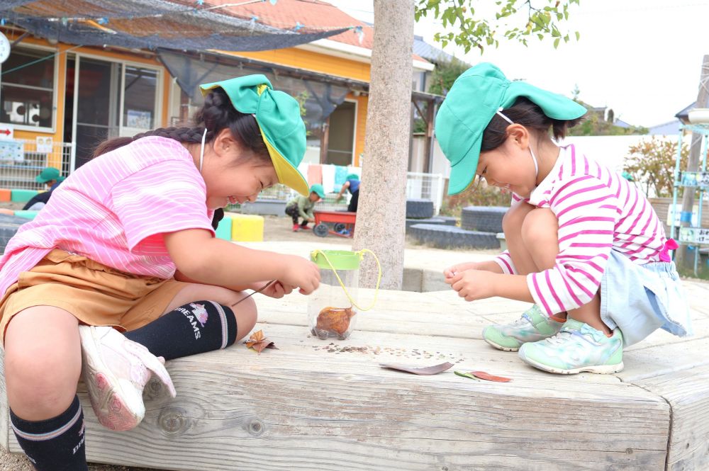 　「落ち葉でえさ作ってあげよ～」
　「小さくしたら食べやすいんじゃない？」

何を食べるかな・・・
どうやったら食べてくれるかな・・・
思いやりの気持ちを持ちながら　
準備を進めていると自然と笑顔があふれる♡