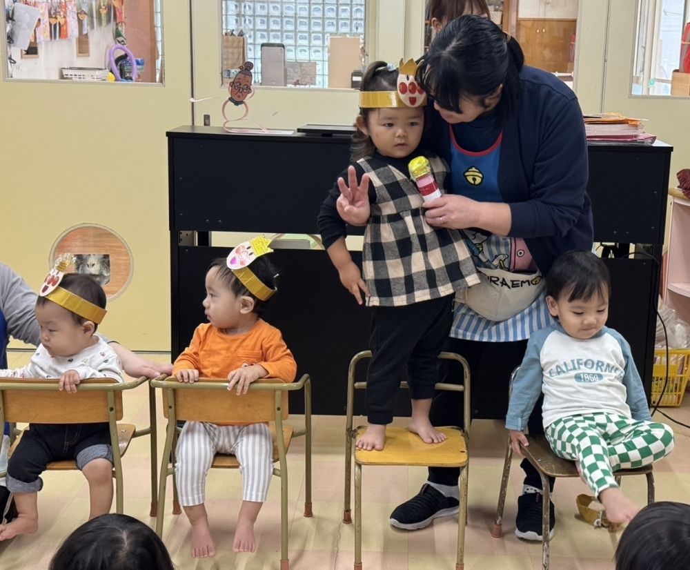 今月は、お休みの子を含めて4人✨️

「3さい」です！
「3」って難しいよね～
先生に教えてもらって、
右手で、こっそり「3」ってやっているRちゃん❤️

みんなおめでとう🎂