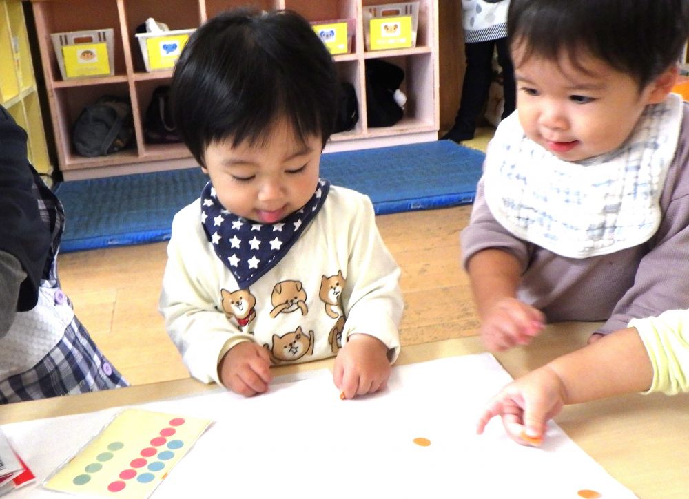 今日は雨・・・
園庭では遊べないけれど部屋の中でも子ども達は楽しく遊んでいます
白い模造紙にシールや絵の具やクレヨンで自由な表現遊びをやってみよう！！
準備の時から待ちきれない様子のウサギ組さん


Sくんは色シールを紙に貼り付けようと挑戦中
意外とシールを貼るのって子どもには難しい・・・
指にくっついてくるシールと悪戦苦闘しながらぺたり！