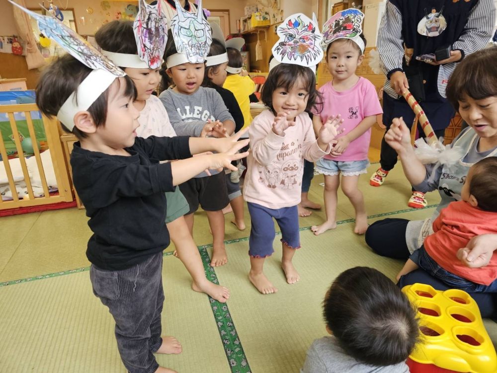 11月1日～3日は尾道ベッチャー祭り👹

今日はみんなでベッチャーごっこをしたよ！
クマ組ベッチャーが行くよ！
ウサギ組さんのお部屋へ行って⋯
「がおー！」