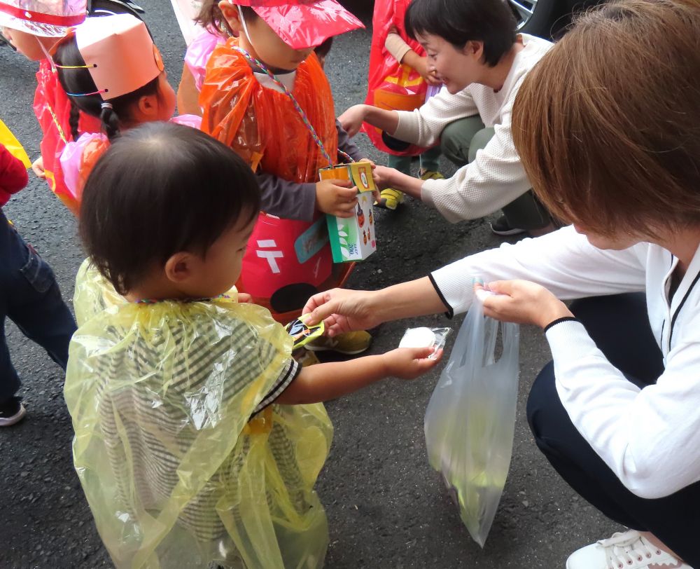 お返しに「お菓子どうぞ♪」と
もらっていたお菓子を渡そうとする子も😊