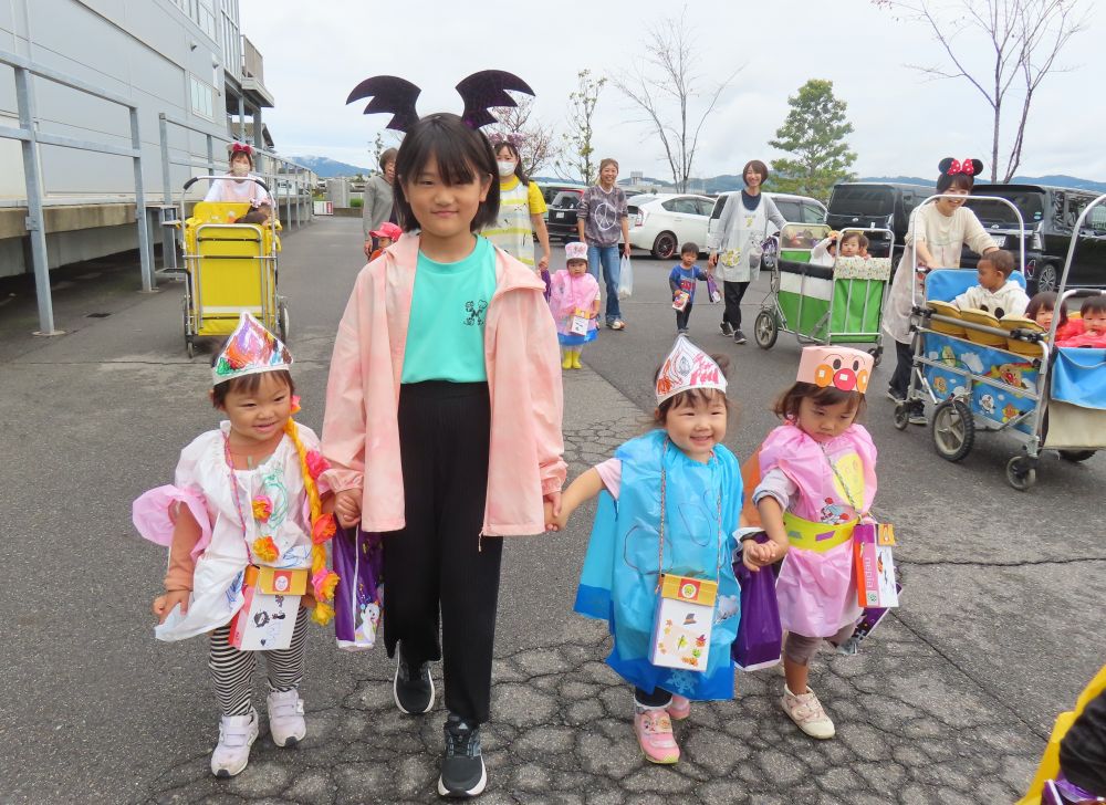 企業さんで卒園児のお姉ちゃんに会いました✨
「保育園まで一緒に行ってあげるね💕」

企業の皆さん、ありがとうございました♪