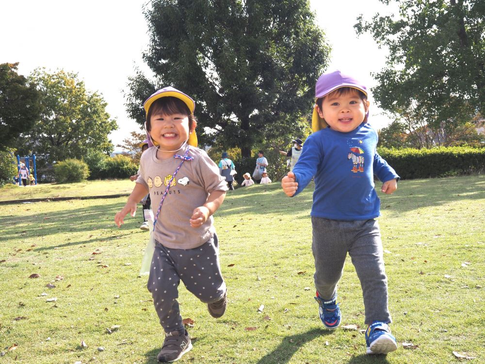 秋さがしをした後はみんな一緒に
｢よーいドン!｣

広い芝生の上を全力で走るNくんとZくん
園庭でも走って追いかけっこを楽しむ二人
身体を思いっきり動かすと良い気持ち♪