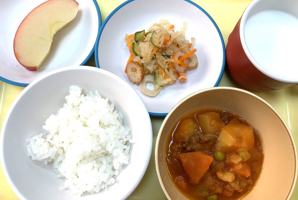 ご飯

洋風トマト肉じゃが

切干大根ときゅうりのごま和え

りんご

牛乳