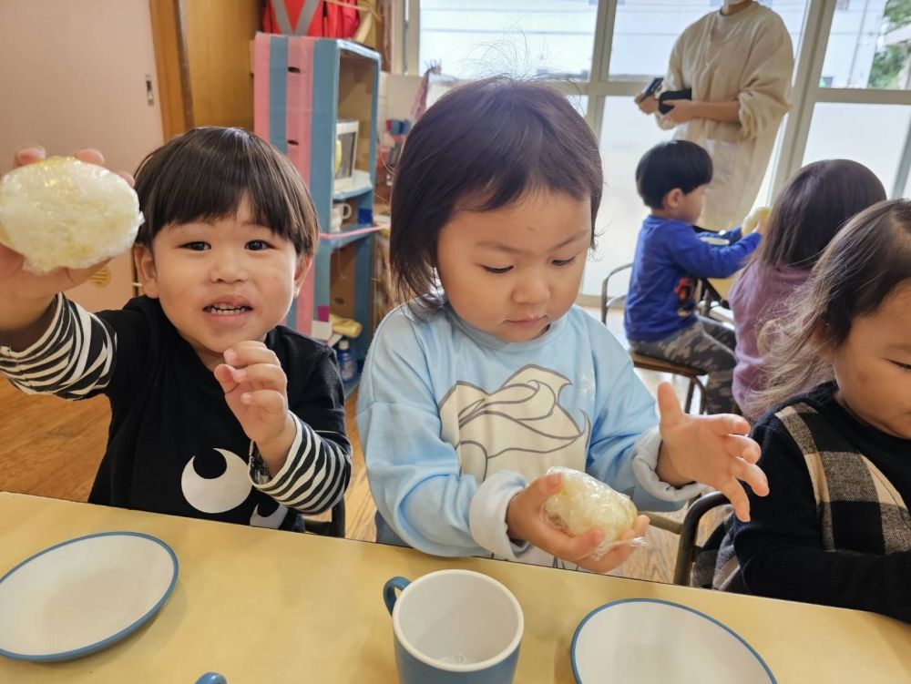 本日の給食は、
「さつまいいもごはん🍠」

楽しみにしていたおにぎり作り！！

みんなで、にぎにぎにぎ⋯

「まる！」と、Sくん。
