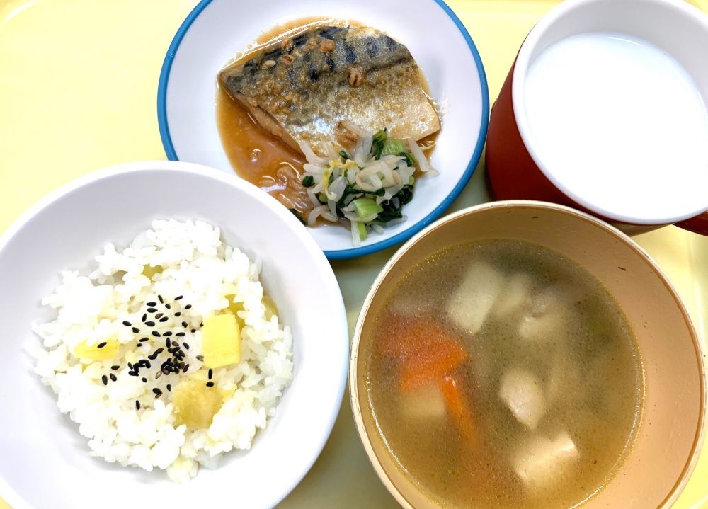 さつま芋ごはん

サバのみそ煮

ゆで野菜（もやし・青菜）

けんちん汁（鶏肉）

牛乳

