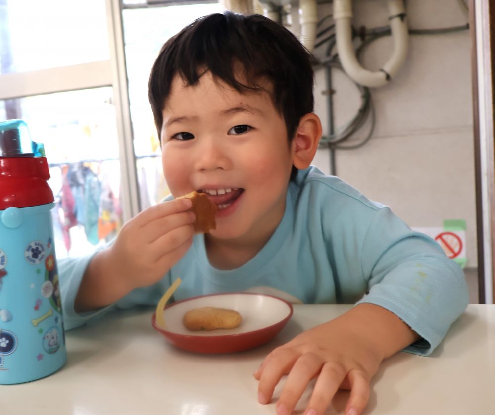 お待ちかねのおやつの時間です。

「わーーーおいしいーー♡」
「いっぱい食べたいー！」

ほのかなレモンの香りが部屋中に広がります。
自分で作った世界に一つだけのおやつはあっという間に完食でした。

ごちそうさまでした☆

