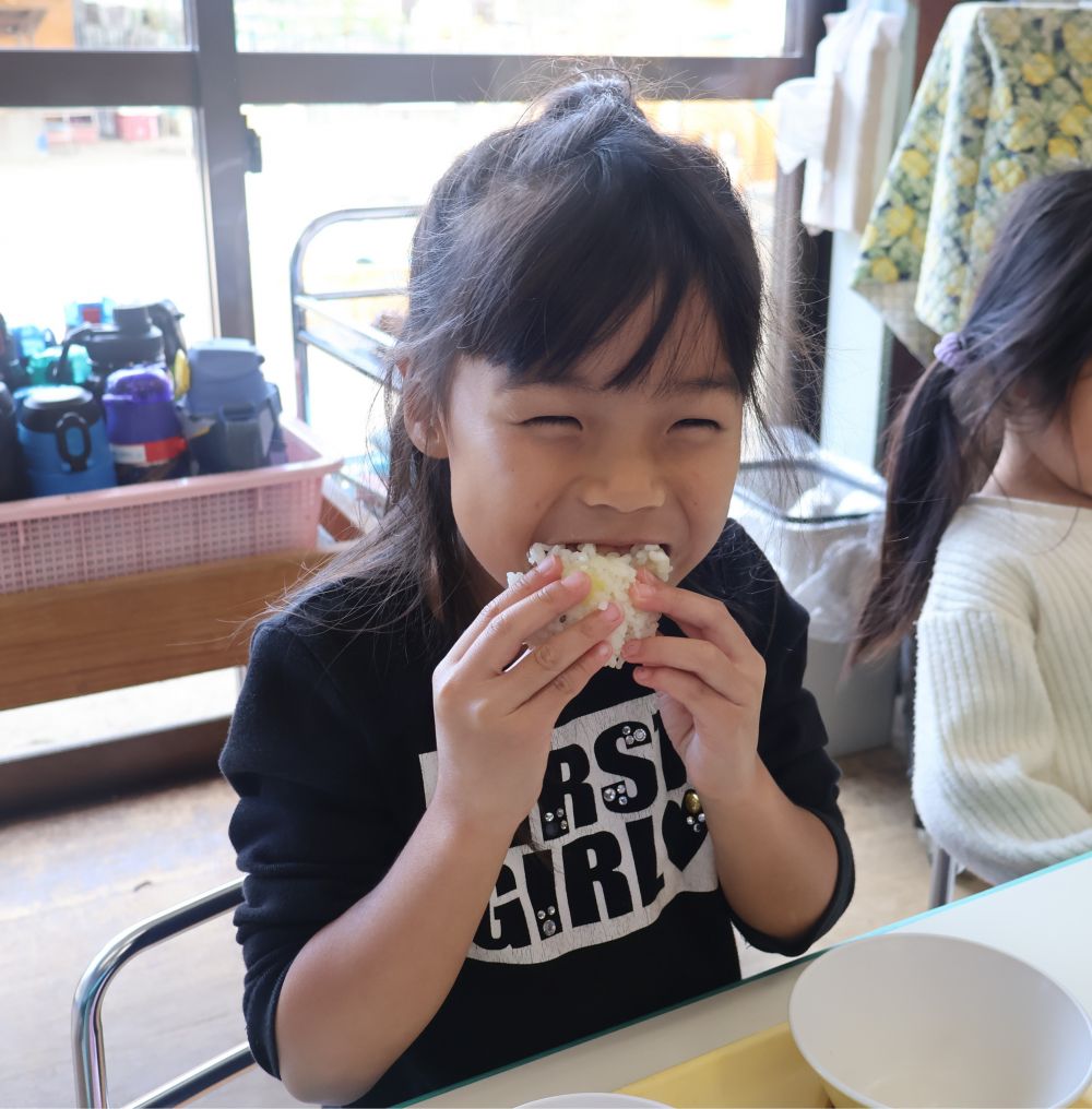 「野球ボールみたいじゃろー」
「星の形にしてみたよ！」

『給食先生は△おにぎりにしよ～』
「どーやって作るん？？」

いろんな形のおにぎりが完成しました♡

どんなものにも命があり、大切なものばかり。毎日を元気いっぱい過ごせる喜びや感謝を込めて
みんなで一緒に
「いただきます♡」

とっても美味しいおにぎりでした。
村上のおじいちゃん、ありがとうございました♡