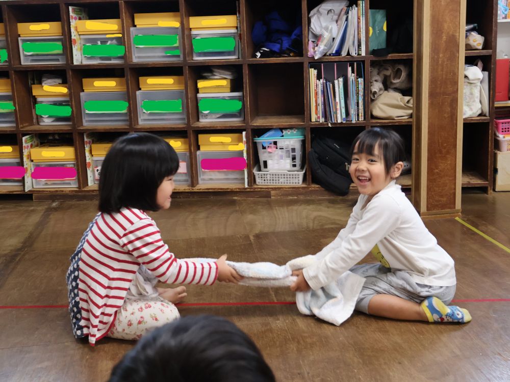 タオルひっぱりゲームに挑戦☆


「何これたのし～い♪」
とYちゃん！

タオルの持つ位置を少しずつ前にして行く作戦☆

最後は少しずつ２人の距離が近くなっていって笑顔でおしまい！

引き分け～！！