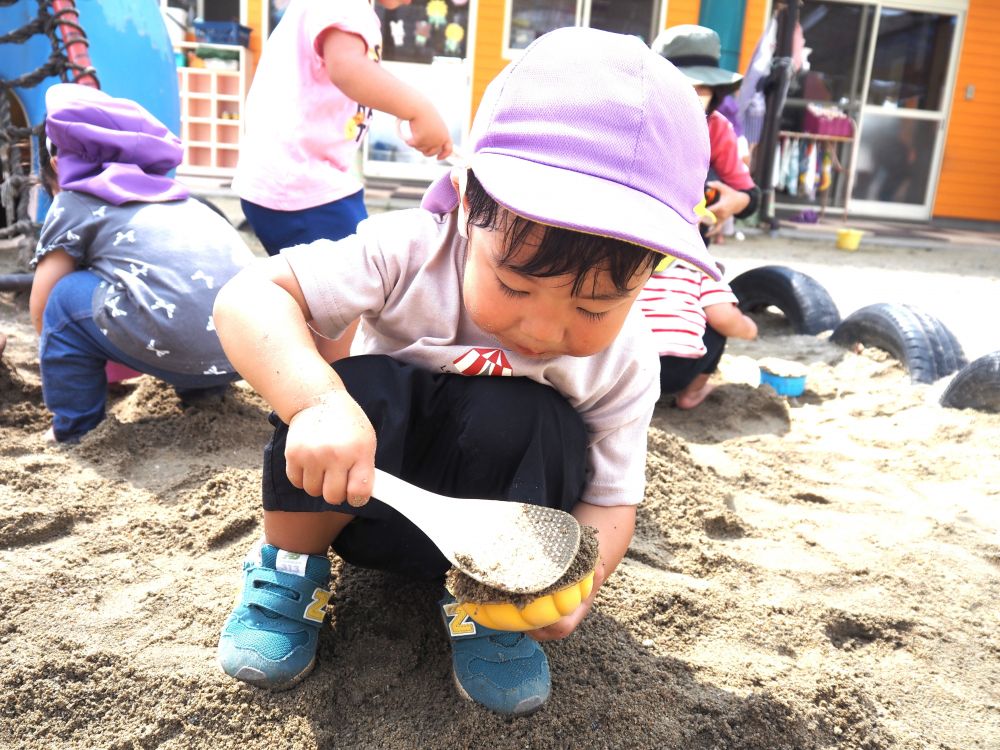 型はめも上手になってきて
スコップでトントンと力強くたたき
ぱかっ！
形が残るようになってきました
