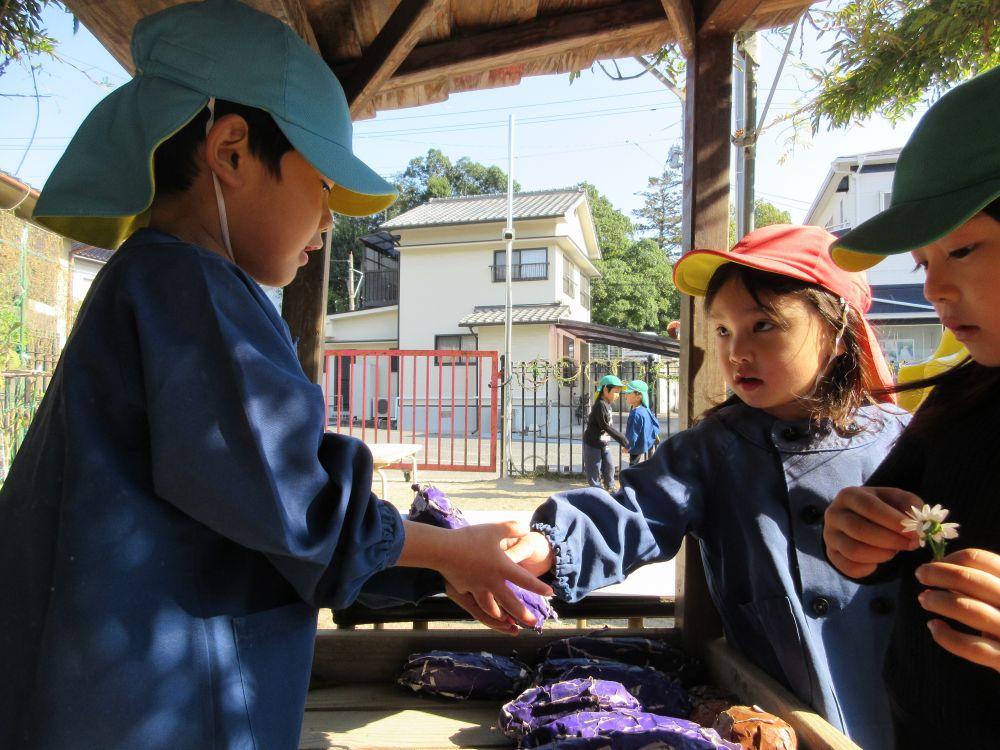 
「いもください！」
年上の友達が遊んでいる姿をよく見ているSちゃん
ちょっと緊張しながら一緒に遊んでみる♡
