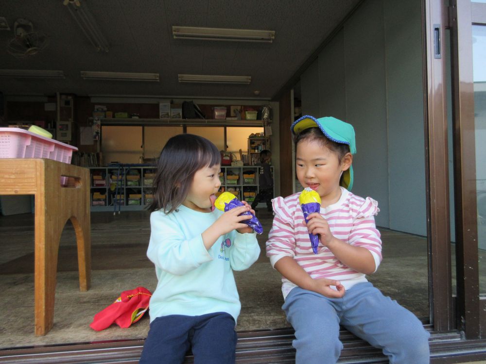 「ここで食べよう！」 「おいしいね」
とゾウ組のお姉ちゃんと食べる場所を見つけて、
見つめ合いながら食べるHちゃん

園庭に出ると優しいお兄ちゃんやお姉ちゃんがいっぱい♡
年上の友達との関りも増え、
友達の輪が広がっています😊
