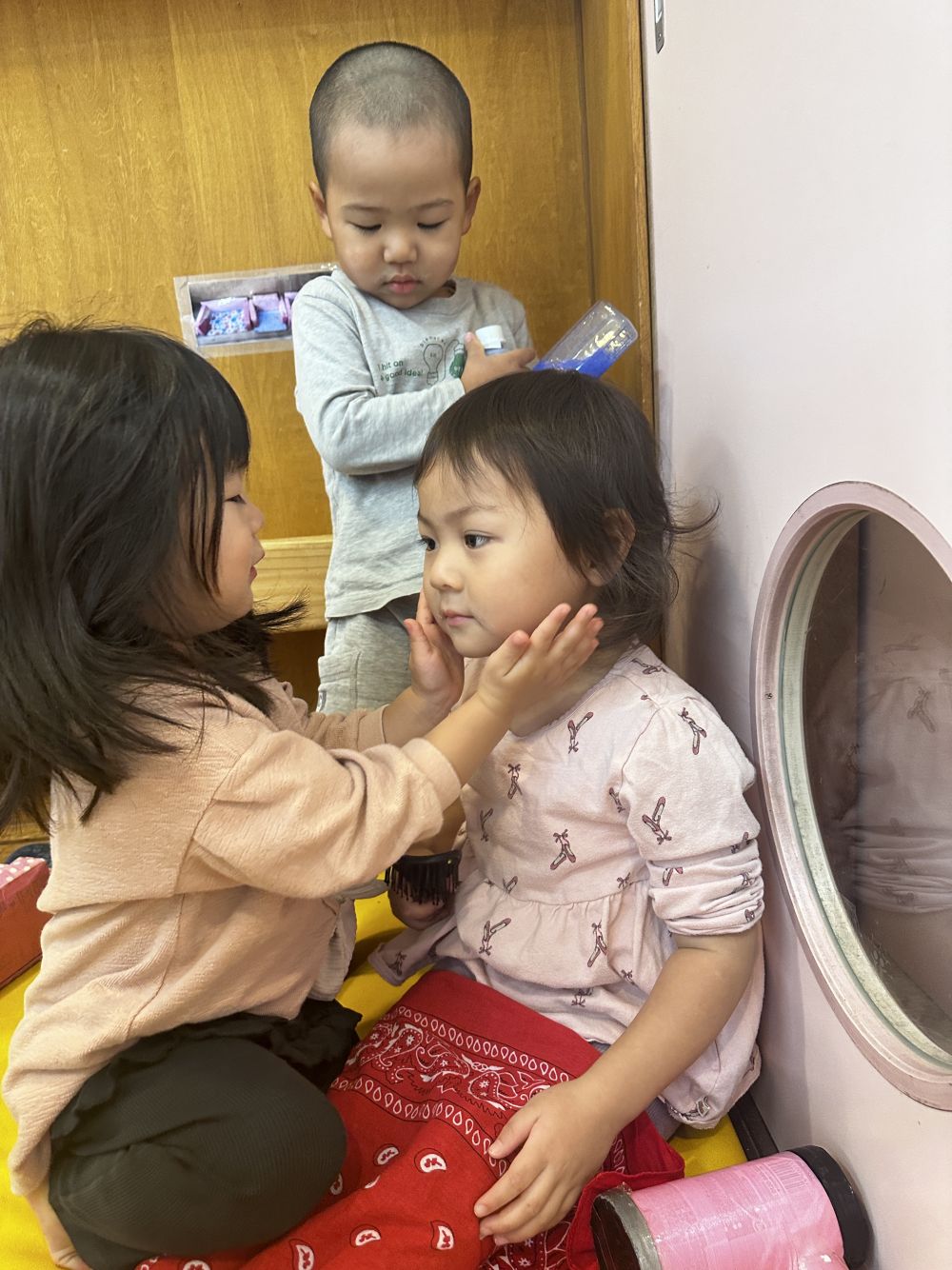 「おけしょうしますね♡」と、
化粧水を手につけて、
パタパタとお顔につけてあげるＨちゃん♪

