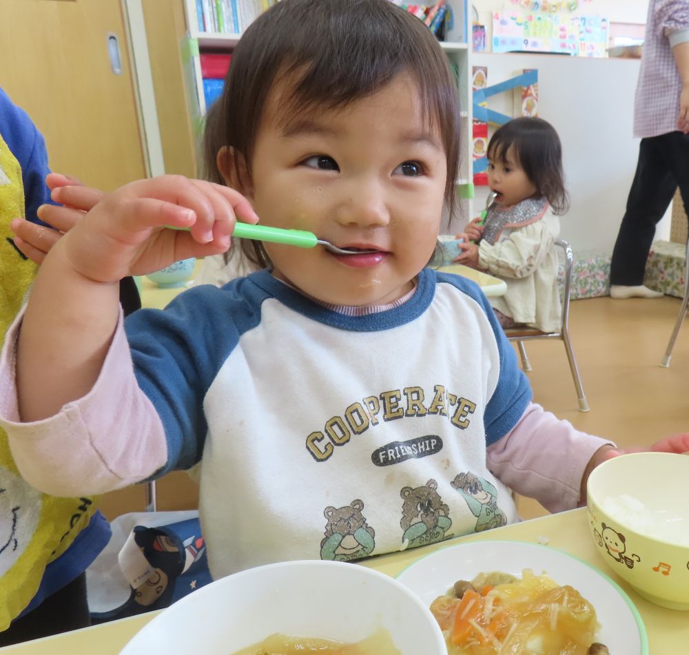 今日は食育の日。
今が旬の食材であるきのこやお芋に触れました。
じゃがいもやさつま芋を持って、触って、
きのこを割いて、ちぎって、匂いを嗅いで・・・
いつもは食べている食材を実際に触って、
食材の感触を楽しみましたよ♪

給食にもきのことお芋が入っていました。
【豆腐ステーキ】にはきのこあんかけがかかっていて
シメジとエノキが入っており、
さつま汁にはさつま芋が入っていましたよ。

「今日触ったきのことお芋あるかな？」
と声をかけると
「あった！！」
と笑顔で食べてくれました😊