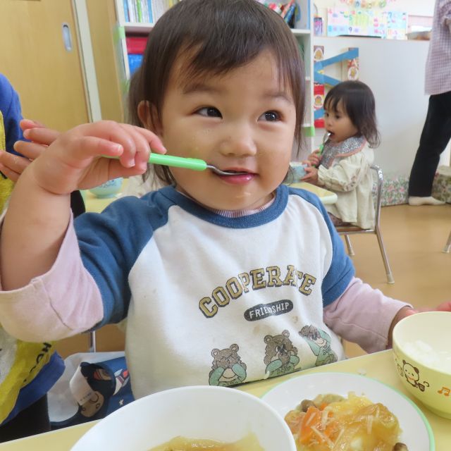 ＊　給食時間の様子　（すいみい保育園）　＊