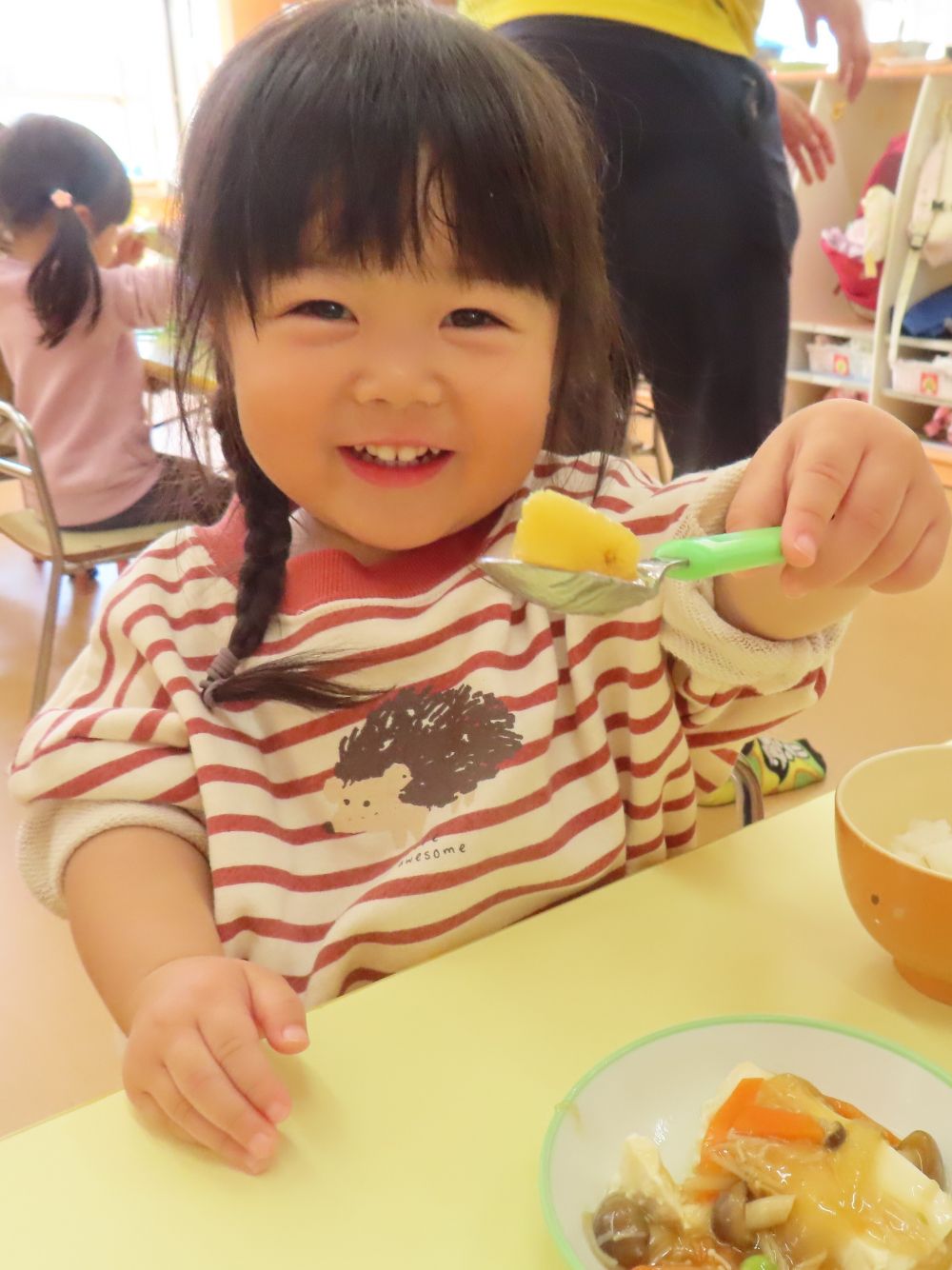 きのこを指さして教えてくれる子や
「き、き、きのこ♪」と歌っている子、
「これはさつまいも？」
と1つずつスプーンですくって確認したり
皆それぞれにきのこやさつま芋を探しながら
給食を食べていましたよ♪

