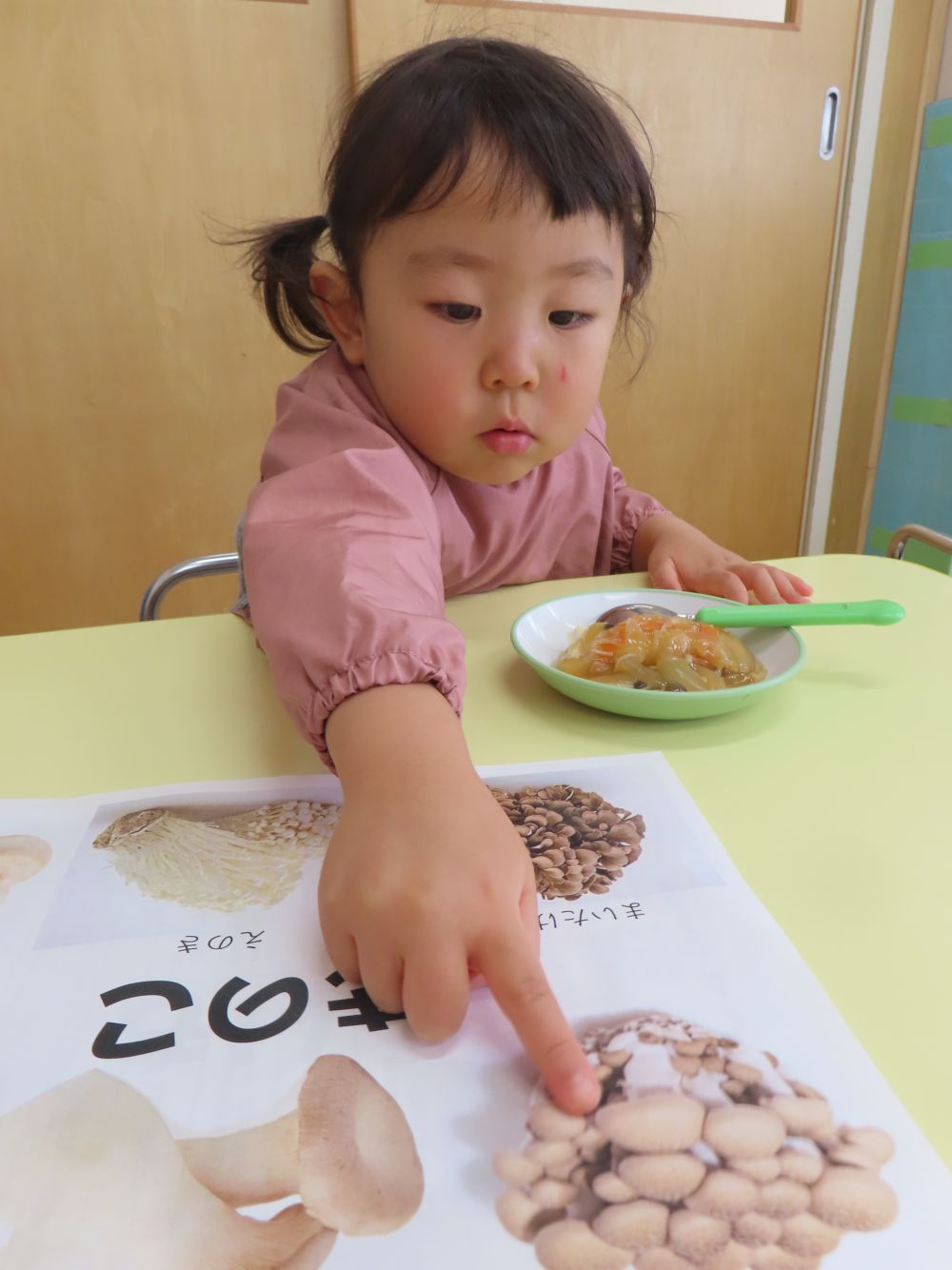 調理する前の食材に触れることで
食材に興味を持って、給食を食べる意欲に
繋がってくれればいいなと思います♡

今日の食育活動の様子は、
１２月の食育だよりでも紹介しますね😊