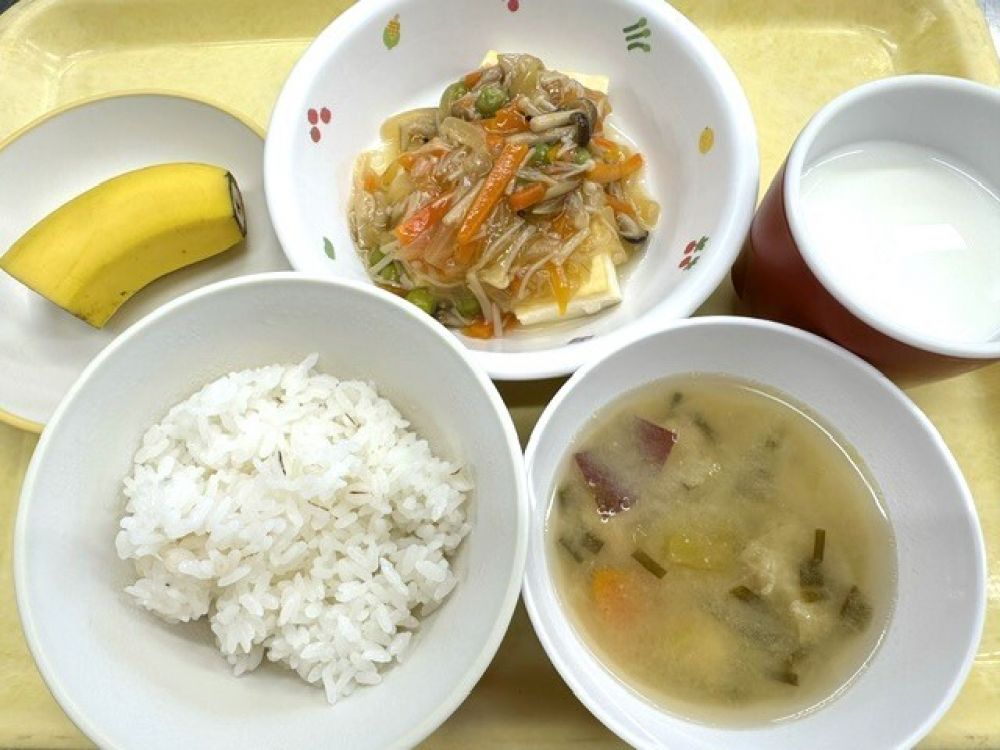 麦ご飯

豆腐ステーキ　～きのこソースあんかけ～

さつま汁

バナナ

牛乳